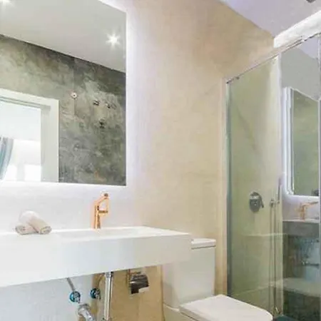 Apartment Lola Y Manuela: Beachfront Oasis With Sea-view Terrace Torremolinos